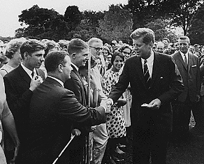 JFK greets PCVs on the White House lawn in 1961