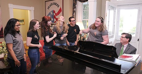 Kathleen Fowkes '18, Luis Figueroa '18, Anika Hanson '18, Natalie Young '18, Livvy Milne '18 and Kim Gutierrez '17 celebrate the conclusion of the Summer Intensive by singing away the blues with PreGearan playing the piano