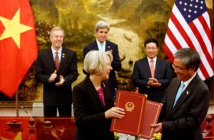 U.S. Peace Corps Director Carrie Hessler-Radelet (left, front) and Vietnamese Ambassador to the U.S. Pham Quang Vinh (right) sign a document to establish a Peace Corps program in Vietnam on May 24. Photo by Kham/Reuters